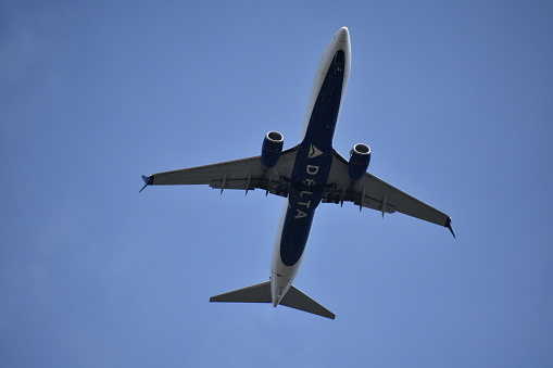 Avión de aerolínea Delta ascensión en cielo azul photo