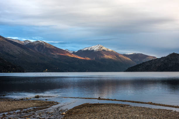 ヴィラ mascardi、バリローチェ、アルゼンチン、パタゴニアの近くに座って湖 guillelmo で秋の色 - bariloche argentina andes autumn ストックフォトと画像