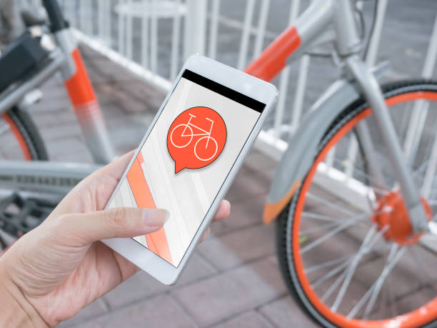 teléfono inteligente y bicicletas compartidas - bikeshare fotografías e imágenes de stock