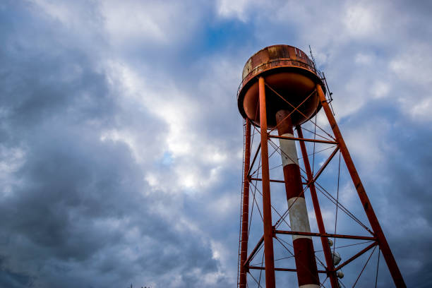 stara wieża ciśnień z pochmurnym niebem - weather time travel locations nature zdjęcia i obrazy z banku zdjęć