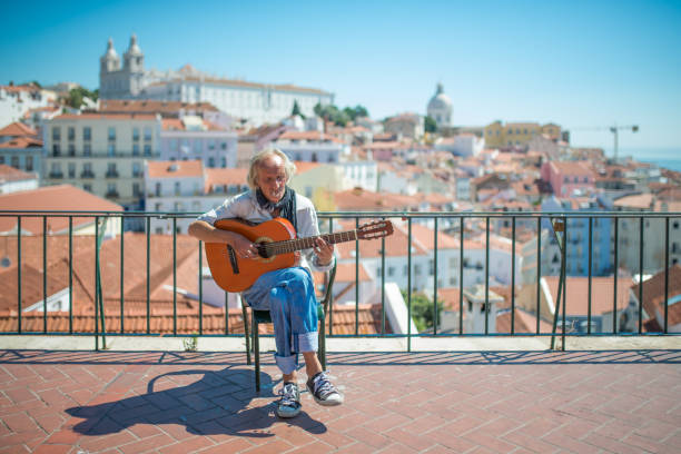 musicista fado a lisbona - men editorial musician music foto e immagini stock