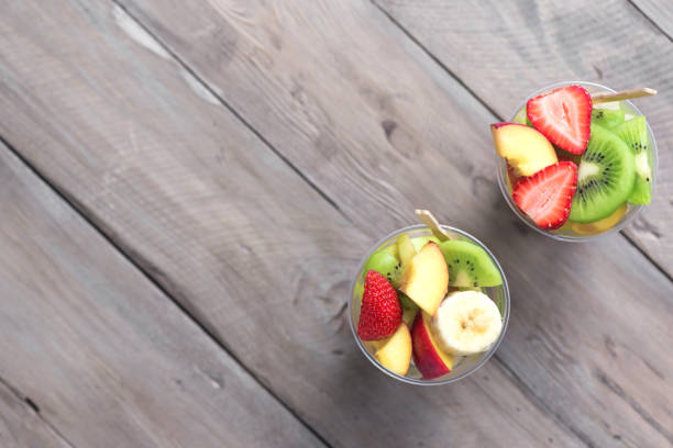 ensalada de frutas en vasos de plástico para llevar - fruit cup fotografías e imágenes de stock