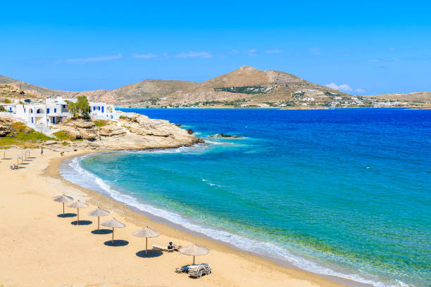 una vista sulla bellissima baia con spiaggia nel villaggio di naoussa, isola di paros, cicladi, grecia - paros foto e immagini stock
