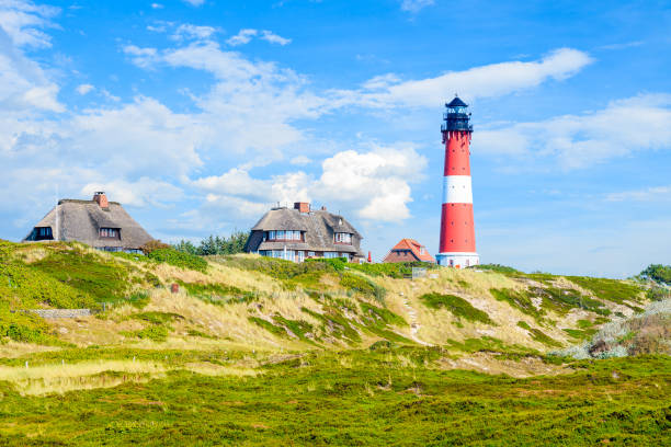 faro duna de arena de hornum village en la isla de la costa sur de sylt, alemania - lighthouse beacon north sea coastal feature fotografías e imágenes de stock