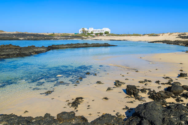 laguna de la playa de el cotillo en norte de fuerteventura, islas canarias, españa - el cotillo fotografías e imágenes de stock