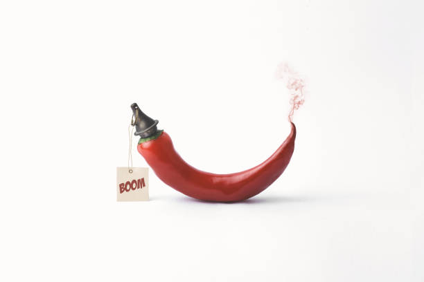 conceito de surreal quente pimenta vermelha - chili pepper - fotografias e filmes do acervo