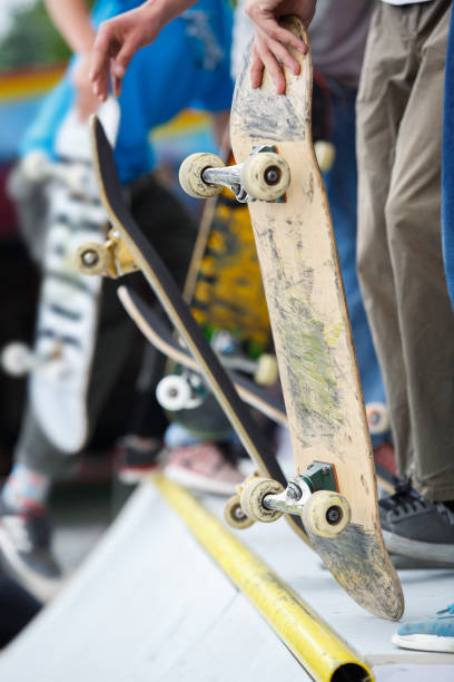 grupo de chicos joven patinador en patinetas en el parque fuera de - skateboarding skateboard park teenager extreme sports fotografías e imágenes de stock