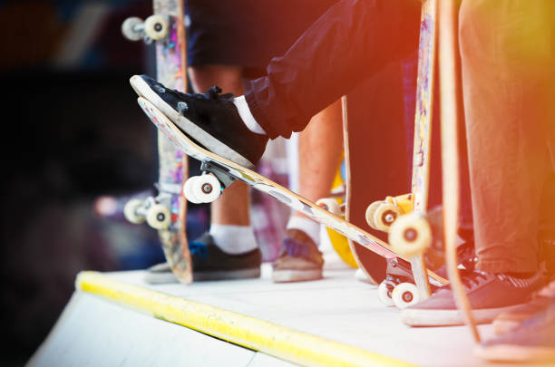 外の公園でスケート ボードに乗って若いスケーターの男の子のグループ - skateboard park skateboarding practicing stunt ストックフォトと画像