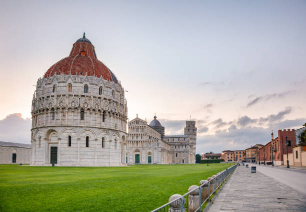 piazza dei miracoli aka piazza del duomo in pisa-toskana-italien - pisa tuscany italy baptistery stock-fotos und bilder