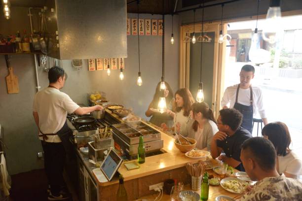 verschiedenen ethnischen freunde genießen ein abendessen im japanischen pub - gastronomiebetrieb stock-fotos und bilder