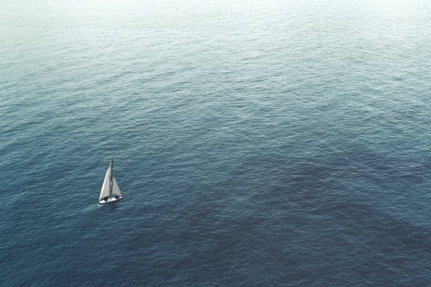 voilier de défier la mer, vue aérienne - sailing vessel photos et images de collection