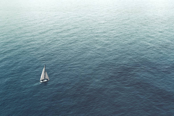 barca a vela sfida il mare, vista aerea - distante foto e immagini stock