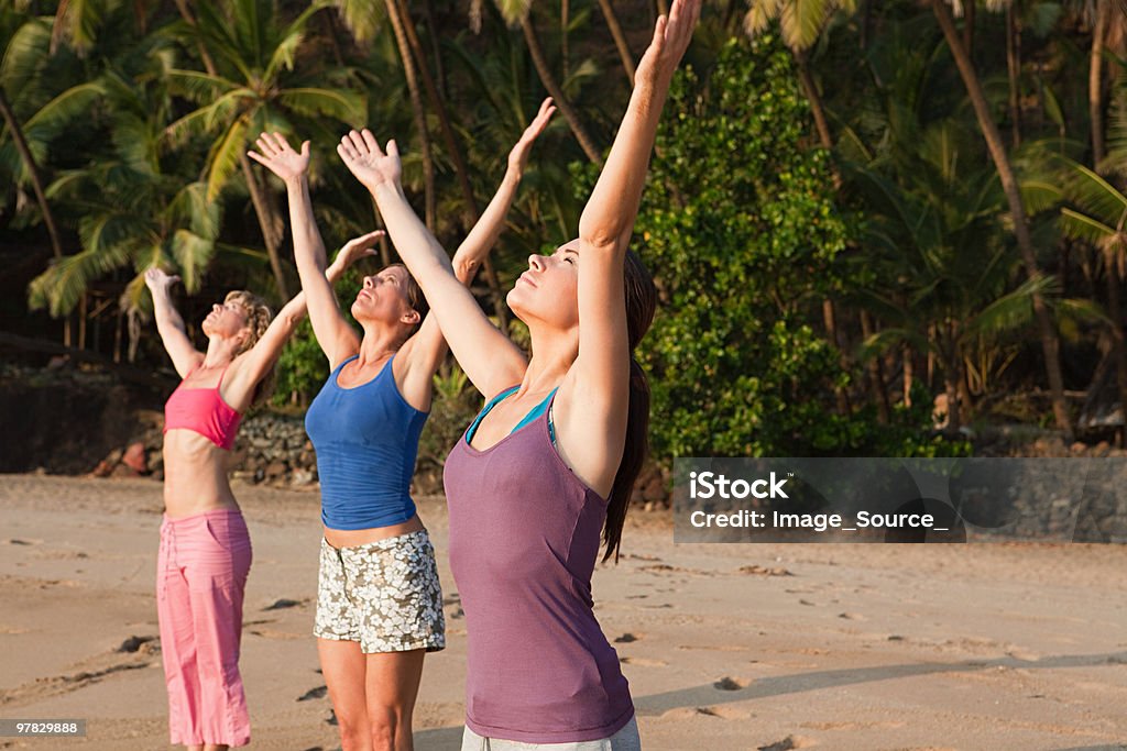Femme pratiquant yoga sur la plage - Photo de Yoga libre de droits