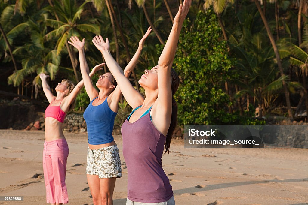 Mulher praticando ioga na praia - Foto de stock de Yoga royalty-free