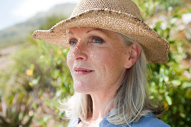 donna che indossa un cappello per il sole - cappello per il sole foto e immagini stock