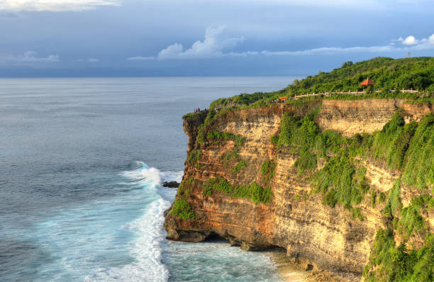 tempio di uluwatu, bali, indonesia. - bali temple landscape seascape foto e immagini stock