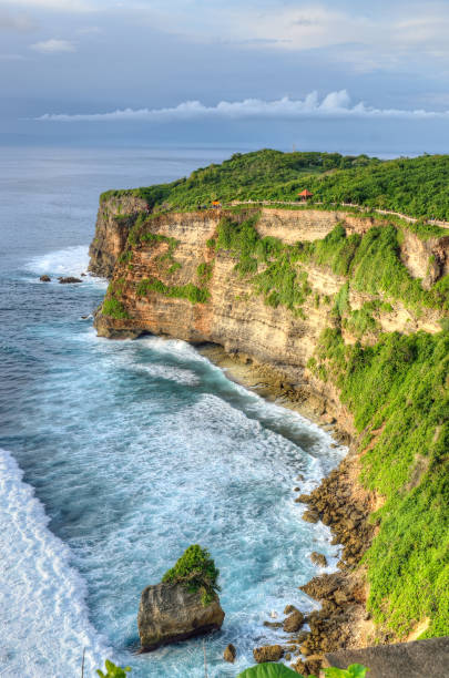 tempio di uluwatu, bali, indonesia. - bali temple landscape seascape foto e immagini stock