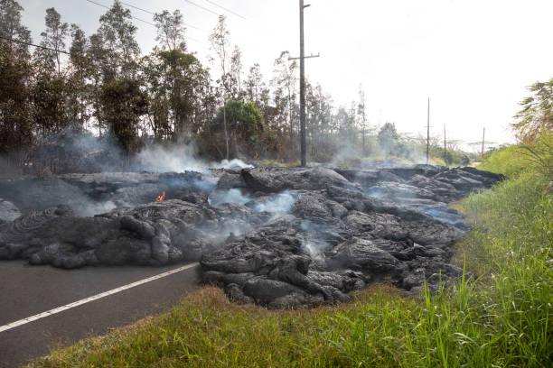 шоссе на гавайях, которое было разрушено потоком лавы - pele стоковые фото и изображения