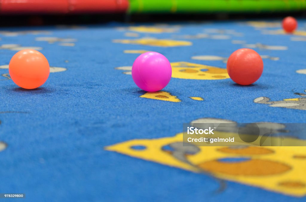 Foto de Um Grupo De Várias Bolas Coloridas Espalhadas Pelo Chão Da Sala De  Jogo e mais fotos de stock de Bola - iStock