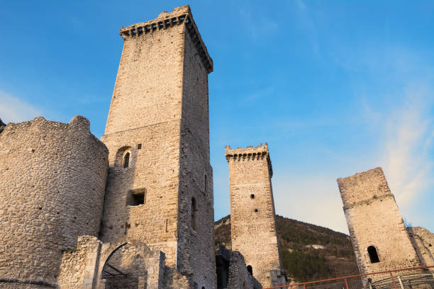 türme und wall pacentro burg bei sonnenuntergang (italien) - the ramparts stock-fotos und bilder