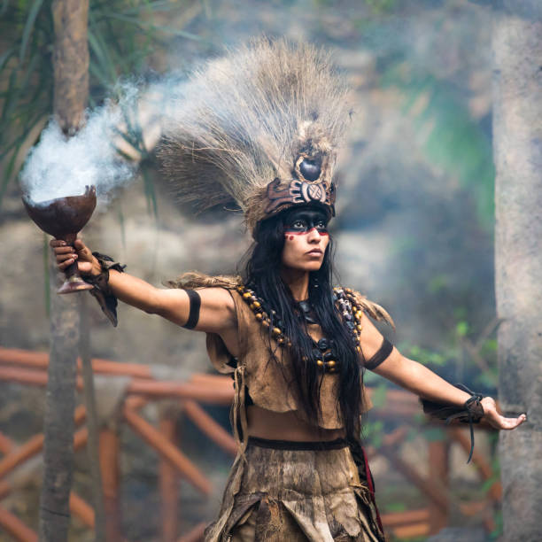 mujer joven vestida de traje de maya. - ee fotografías e imágenes de stock