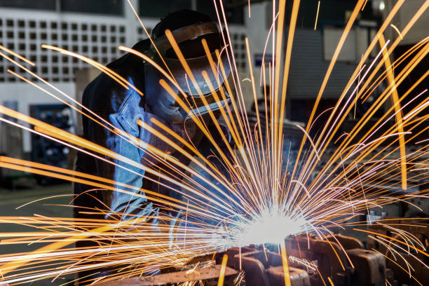 lavoratore è assemblaggio di saldatura parte automobilistica in fabbrica auto - welding sparks foto e immagini stock