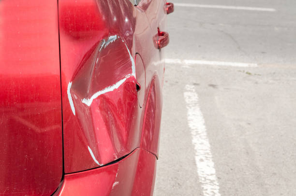 rote zerkratzt auto mit beschädigten lack auf crash unfall oder parkplatz und verbeulte beschädigung der metallkörper aus kollision - karosserie stock-fotos und bilder