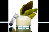 kosmetische-creme-von-wei%C3%9Fer-farbe-