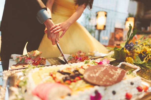 日本のカップルの結婚式ケーキカット - wedding cake newlywed wedding cake ストックフォトと画像