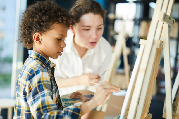 istock Lesson of painting 978433302