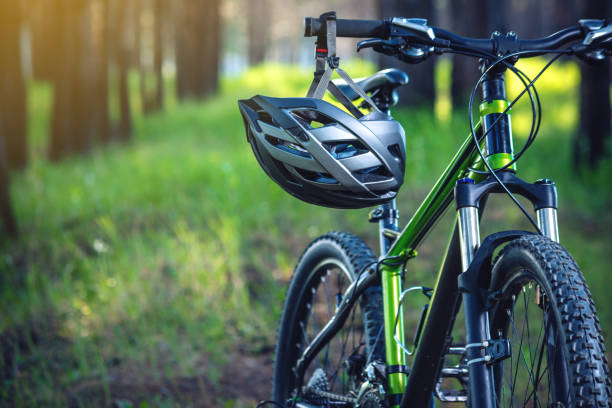 公園の緑のマウンテン バイクのヘルメット。アクティブと健康的なライフ スタイルの中に概念の保護 - cycling bicycle healthy lifestyle green ストックフォトと画像