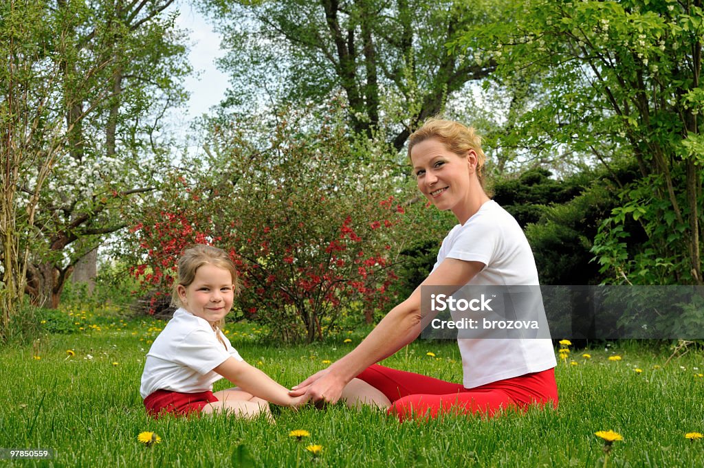 Madre e hija-Capacitación - Foto de stock de 30-34 años libre de derechos