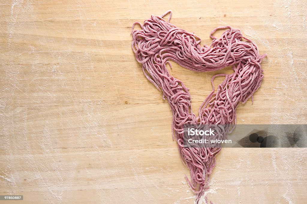 Serce wykonane z domowy surowe świeże czerwone spaghetti - Zbiór zdjęć royalty-free (Bez ludzi)