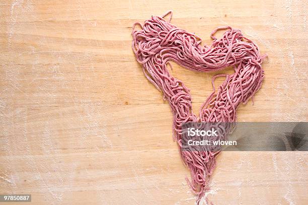 Foto de Forma De Coração Feita De Uncooked Caseiras Frescas Espaguete Vermelho e mais fotos de stock de Alimentação Saudável