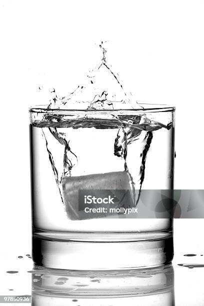 Gelo Em Um Copo De Gin - Fotografias de stock e mais imagens de Bebida - Bebida, Bebida Alcoólica, Bolha - Estrutura Física