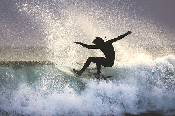 Surfista en la punta de una ola - foto de stock