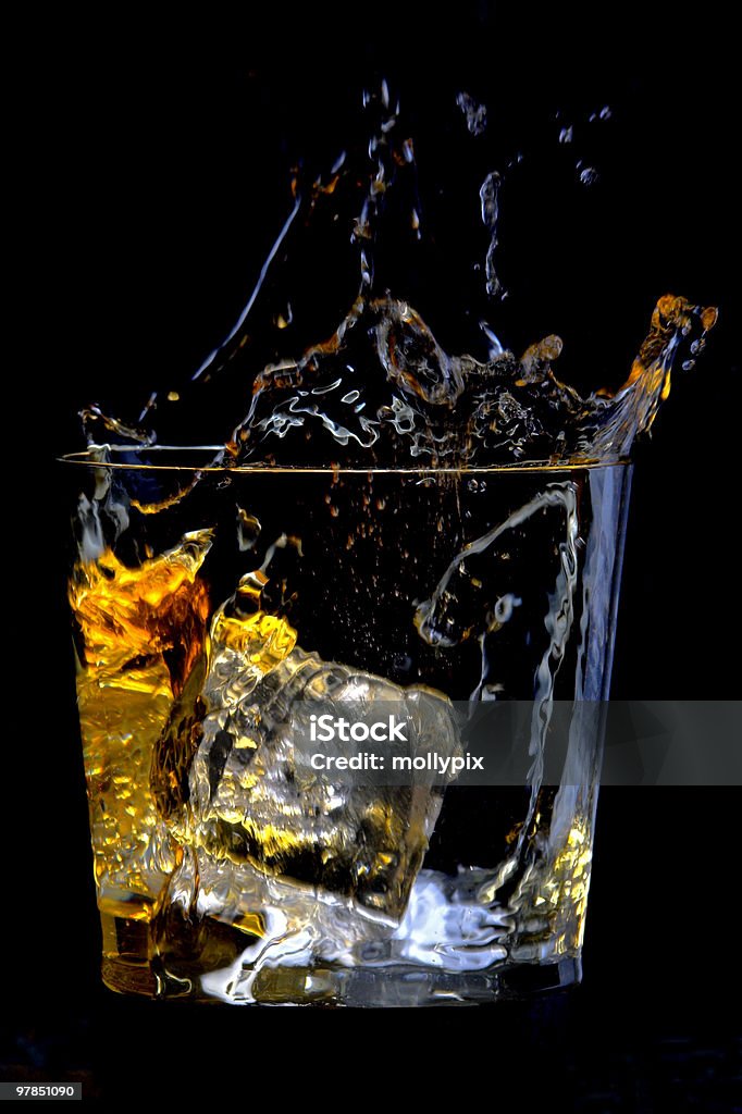 氷のグラスのウィスキー - しぶきを上げるのロイヤリティフリーストックフォト