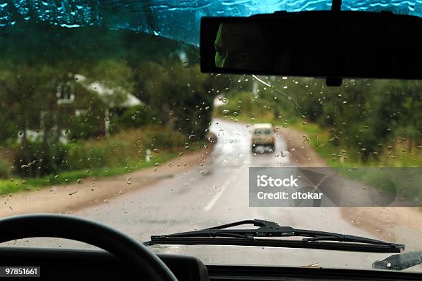 Uomo In Auto Quando La Pioggia È Ora - Fotografie stock e altre immagini di Acqua - Acqua, Automobile, Bagnato