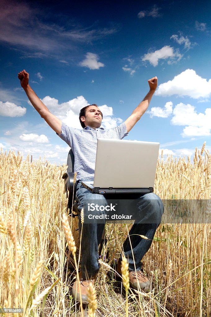 Homem feliz com o computador portátil - Royalty-free Adulto Foto de stock
