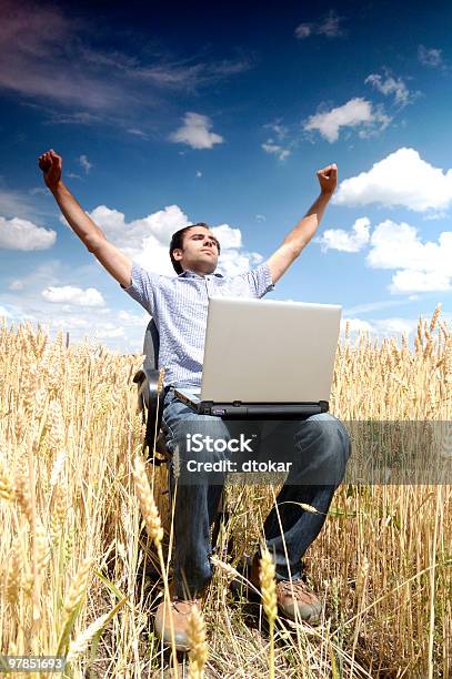 Homem Feliz Com O Computador Portátil - Fotografias de stock e mais imagens de Adulto - Adulto, Ao Ar Livre, Atividade