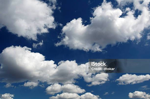 Foto de Nuvens Com O Céu Azul e mais fotos de stock de Azul - Azul, Beleza natural - Natureza, Branco