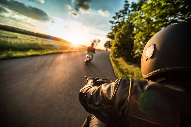 motorista de moto andando na estrada alpina, guidão vista, áustria, europa - motorcycle handlebar road riding - fotografias e filmes do acervo