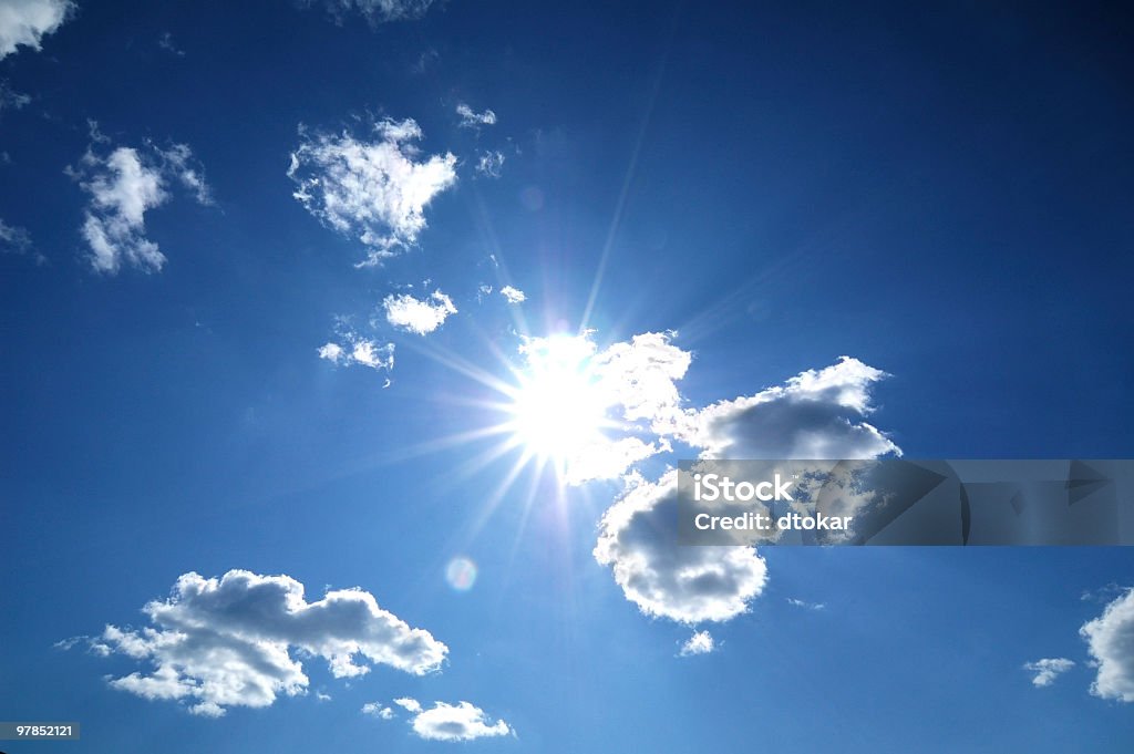 Солнце с длинными & clouds с рисунком в виде лучей - Стоковые фото Без людей роялти-фри