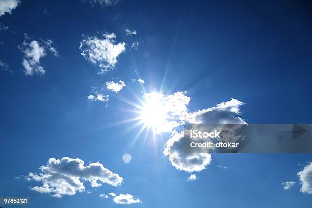 Солнце С Длинными Clouds С Рисунком В Виде Лучей — стоковые фотографии и другие картинки Без людей - Без людей, Горизонтальный, День