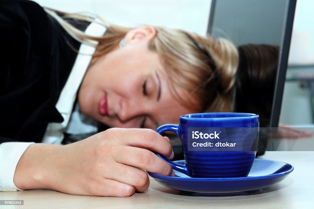 Zmęczona kobieta snu w pobliżu laptopa - Zbiór zdjęć royalty-free (Białe kołnierzyki)