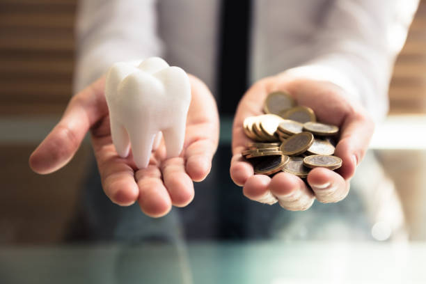 person holding white tooth and golden coins - healthy gums fotos imagens e fotografias de stock