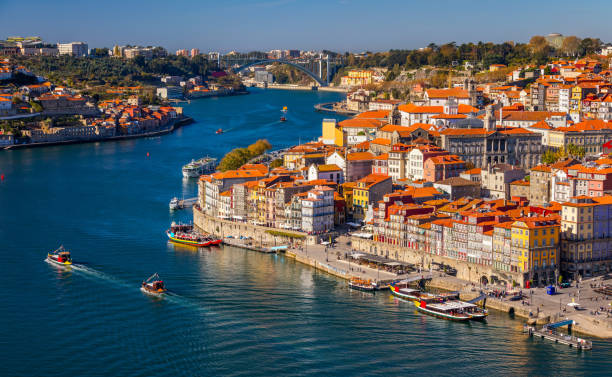 casco antiguo de porto, portugal en el río duero. vista panorámica de oporto. - portoferraio fotografías e imágenes de stock