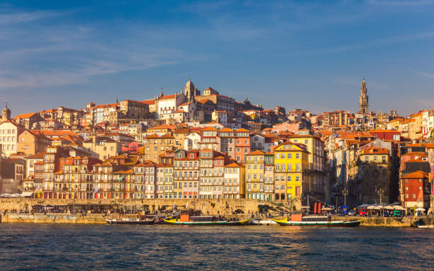 vue panoramique de l’architecture de pier porto vieille ville sur le fleuve douro à porto, portugal - portugal port wine porto the douro photos et images de collection