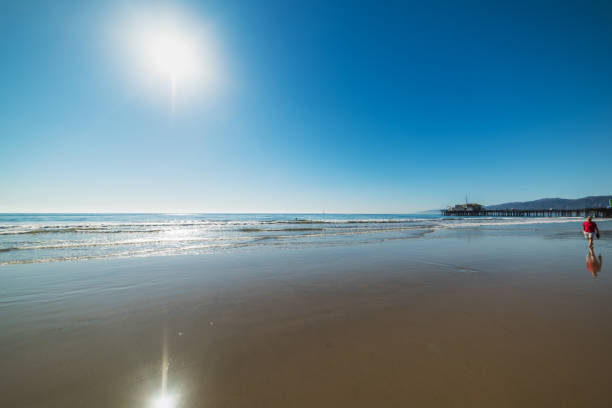 sol brilhando sobre a praia de santa monica - bech - fotografias e filmes do acervo