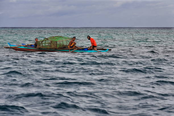 노스 베이 베이-manjuyod 화이트 모래 표시줄에 어 부. 네 그로스 오리엔탈-philippines.0536 - fish trap 뉴스 사진 이미지